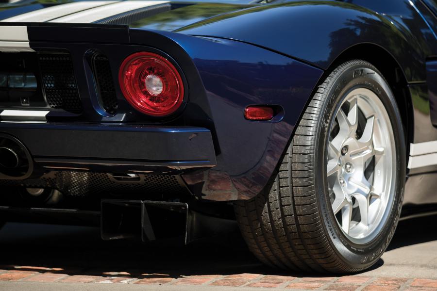 Детали экстерьера Ford GT 2004 года  (фото 19 из 42)